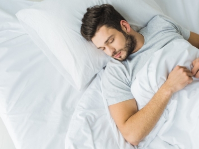 Qu’est-ce que l’apnée du sommeil positionnelle et comment la traiter ?